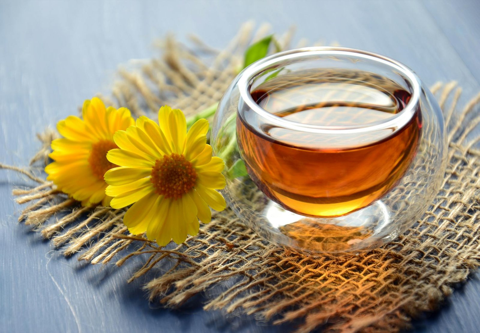 clear glass bowl beside yellow flower, दांतों को स्वस्थ रखने के लिए क्या-क्या करना चाहिए?